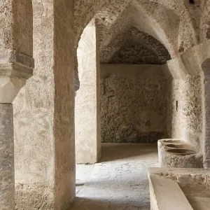 Mittelalterliches Gewölbe, Gang, Säule. Mittelalterliches Gewölbe, Gang, Säule.