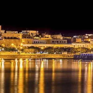 Vista nocturna del puerto de Otranto.