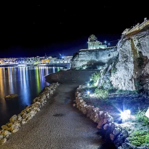Vista nocturna del puerto de Otranto.