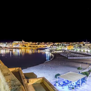 Vista nocturna del puerto de Otranto.
