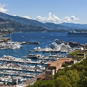 Vue sur le port de Monaco, Port Hercule, Monte-Carlo, Principauté de Monaco, Côte d'Azur, Mer Méditerranée, Europe.