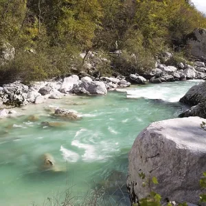 Vue panoramique de la rivière Soca turquoise.