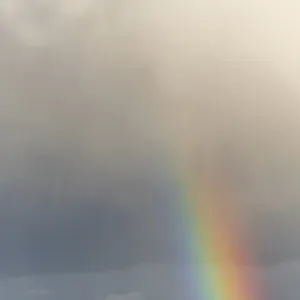El arcoíris aparece en las nubes de lluvia en la primavera. El arcoíris aparece en las nubes de lluvia en la primavera.