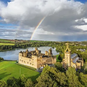 Arcobaleno sopra il Palazzo di Linlithgow da un drone. Arcobaleno sopra il Palazzo di Linlithgow da un drone.
