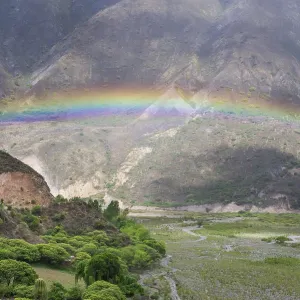 Arc-en-ciel au-dessus de la vallée de Quebrada de Escoipe.