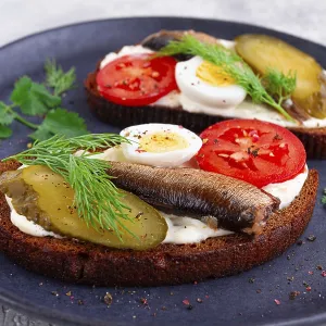 Sándwiches en pan de centeno con arenques. Sándwiches en pan de centeno con arenques.