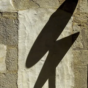 Schatten eines Verkehrsschildes an einer Wand. Schatten eines Verkehrsschildes an einer Wand.