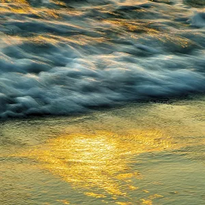 Ráfaga, olas en la playa, atardecer.