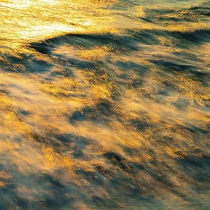 Ráfaga, olas en la playa, puesta de sol.