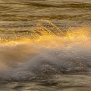 Ráfaga, olas en la playa, puesta de sol.