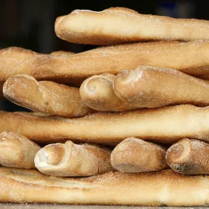 Pila de baguetes recién horneadas, Marruecos Pila de baguetes recién horneadas, Marruecos