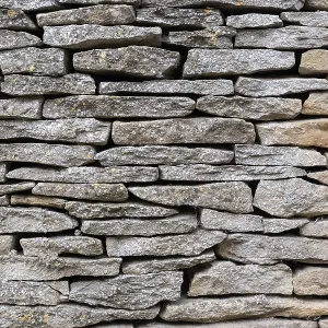 Steinplatten stapelten sich zu einer Mauer auf. Steinplatten stapelten sich zu einer Mauer auf.