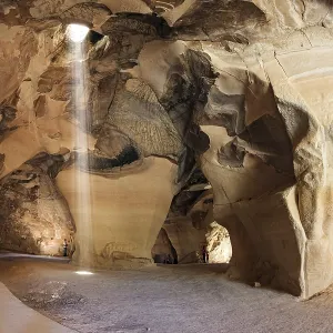 La luz del sol en el techo ilumina las bóvedas de la cueva. La luz del sol en el techo ilumina las bóvedas de la cueva.