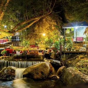 Téhéran, Iran - 19 mai 2022 : beaux cafés iraniens dans le quartier populaire nord de Téhéran, chemin piétonnier menant à un point de vue urbain panoramique. Téhéran, Iran - 19 mai 2022 : beaux cafés iraniens dans le quartier populaire nord de Téhéran, chemin piétonnier menant à un point de vue urbain panoramique.