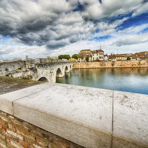 Il Ponte di Tiberio a Rimini, uno dei più solidi edifici architettonici costruiti dai Romani. Il Ponte di Tiberio a Rimini, uno dei più solidi edifici architettonici costruiti dai Romani.