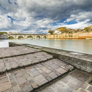 Il Ponte di Tiberio a Rimini, uno dei più solidi edifici architettonici costruiti dai Romani. Il Ponte di Tiberio a Rimini, uno dei più solidi edifici architettonici costruiti dai Romani.