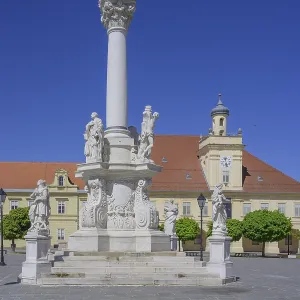 La columna de la Trinidad en la plaza principal de Tvrđa. La columna de la Trinidad en la plaza principal de Tvrđa.