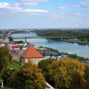 Vista sobre Bratislava y el río Danubio. Vista sobre Bratislava y el río Danubio.
