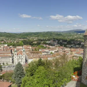 La vista desde el castillo hasta la ciudad. La vista desde el castillo hasta la ciudad.