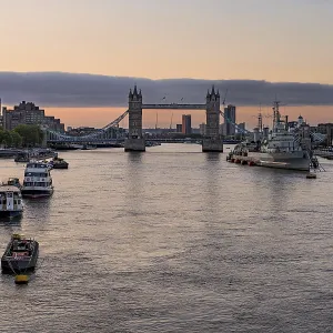 Vista sobre el Támesis con Puente de la Torre y el barco museo HMS Belfast a la luz del amanecer. Vista sobre el Támesis con Puente de la Torre y el barco museo HMS Belfast a la luz del amanecer.