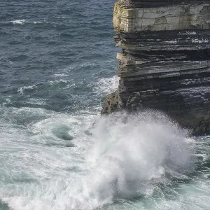 Las olas azotan la torre de mar de Dun Briste en Downpatrick Head. Las olas azotan la torre de mar de Dun Briste en Downpatrick Head.
