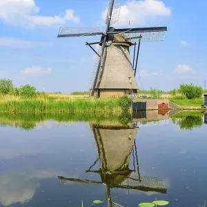 Las molineras y la reflexión en el agua de Kinderdijk. Las molineras y la reflexión en el agua de Kinderdijk.