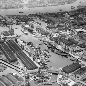 Drucke von LONDON DOCKS, Southwark. Luftaufnahme von Greenland Dock, Rotherhithe im Juni 1958. Auch zeigt die Süddock des Flusses Thames und den Eingang zum Millwall Outer Dock auf der Insel Dogs London Drucke: Londons Hafen 1958 EAW071687