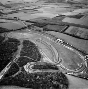 Drucke von Brands Hatch Rennstrecke, Swanley, Kent. Hier fotografiert im November 1955, fünf Jahre nach der Einführung des ersten Asphaltbelags England aus der Luft – Landschaften, Städte und Kulturerbe: Brands Hatch EAW 06/19/31