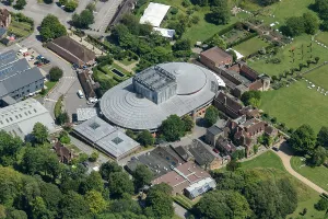 Drucke von Das Opernhaus und Landhaus, Glyndebourne, East Sussex, 2024 Architektur in England – Historische und moderne Gebäude: Glyndebourne 35488_063