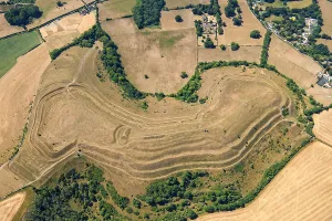 Drucke von Hambledon Hill, ein Hügelgräberfeld aus der Eisenzeit mit mehreren Wallanlagen, Dorset, 2022 Luftaufnahmen von England – Landschaften, Städte und Kulturerbe aus der Vogelperspektive: Hambledon Hill 35655_040