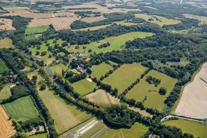 Drucke von Mereworth Castle, ein im achtzehnten Jahrhundert angelegter Landschaftspark mit einem zeitgenössischen Palladian-Villa-Haus, Kent, 2024 Luftaufnahmen von England – Landschaften, Städte und Kulturerbe aus der Vogelperspektive: Schloss Mereworth 35478_037