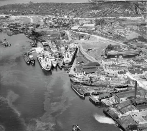 Drucke von Das Schiff reparierende Hafen und Ingenieurgesellschaft Limited im Schiffsreparaturwerk am Mittelhafen Süd-Schiffen. Fotografiert von der Aerofilms Ltd im August 1947 Verkehr und Wasserstraßen in England – Eisenbahnen, Kanäle und Straßen: Südshields Werft EAW008937