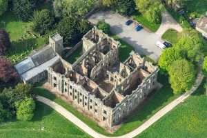 Drucke von Das dachlose Ruinenstück von Sutton Scarsdale Hall, Derbyshire, 2025 Luftaufnahmen von England – Landschaften, Städte und Kulturerbe aus der Vogelperspektive: Sutton Scarsdale Hall. 34345_061