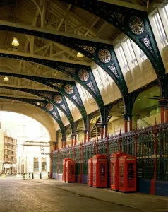 Drucke von Smithfield Markt, Stadt von London. Innenansicht der Großen Straße mit roten K 2 und K 6-Typ Telefonkabinen Verwandte Bilder Drucke: Markt Smithfield 940533