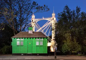 Drucke von Kabmen's Shelter, Chelsea Embankment, Kensington und Chelsea, London. Ansicht des Schutzhäuschens mit dem Albert Bridge im Hintergrund Architektur in England – Historische und moderne Gebäude: Fahrgastunterkunft DP301556