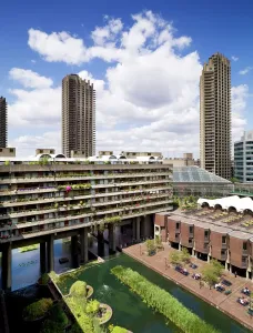 Drucke von Barbikanzentrum, London. Blick auf die Brutalismusarchitektur der Barbikan und umliegende Flatschulen. Liste I-Grade (NHLE 1352667) Verwandte Bilder Drucke: Kunsthausquartier Barbikanum 101035