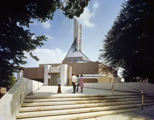 Drucke von Äußere Ansicht des Heiligen-Pauls-Tor Westeingang der römisch-katholischen Kathedrale Kirche von Petrus und Paulus Clifton Bristol am 1sten August 1973 aus dem John-Laing-Kollektion Clifton Drucke: Klinton Dom Kathedrale Lp 0101011194