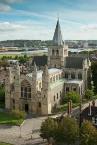 Drucke von Rochester Kathedrale, Rochestern, Kent. Blick auf die Rochested Kathedrale vom Rochestercastell Denkmäler Und Gedenkstätten Drucke: Rochester Dom N100771