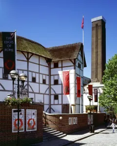 Drucke von Shakespeares Globe Theatre, Bankside, London. Allgemeiner Blick auf das Theater mit dem Kamin der Tate Modern im Hintergrund Theater Drucke: The Globe Theatre ist G 06 0 5 2