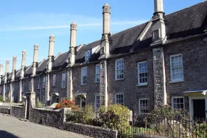 Drucke von Vikarsschlossgasse, Wells, Mendip im Somerset aus dem späten 14. Jahrhundert mit einer Terrasse von Häusern und spitzen Kaminen des frühen 15. Jahrhunderts in Vikarsschlossgasse Architektur in England – Historische und moderne Gebäude: Keine Übersetzung möglich