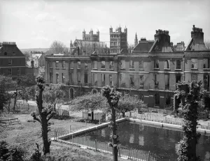 Drucke von Exeter, Devon. Ein Blick nach Süden zur Ruine des Terrasses aus Häusern mit den Nummern 25-36 Southernhay West zeigt Bombenschäden Historische Bilder 1920er Bis 1940er Jahre Drucke: Sprengschäden, Exeter BB42_00712