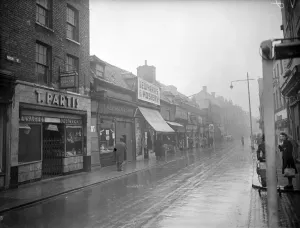 Drucke von Hoher Weg (Hochstraße), Chatham (Kanton von Medway im Grafschaften Kent), England und Großbritannien, 1942 Einkaufsstraßen – Geschäfte, Straßen und Stadtzentren: Chathams Hauptstraße BB42_00150