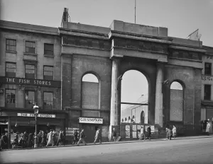 Drucke von Die Erhebung der High Street, Market Hall zeigend mit Schäden durch einen Brandschlag. Bull Ring, Birmingham. Von G B Mason für das National Buildings Record fotografiert, 1941 Historische Bilder 1920er Bis 1940er Jahre Drucke: Markt Halle, Birmingham, 1941 A42/00726