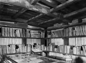 Drucke von Wimborne Minster, Dorset. Die kettenfeste Bibliothek wurde im Jahr 1686 gegründet und war eine der ersten öffentlichen Bibliotheken des Landes England damals und heute – Historischer Wandel im Laufe der Zeit: Kettenbibliothek CC78_00195