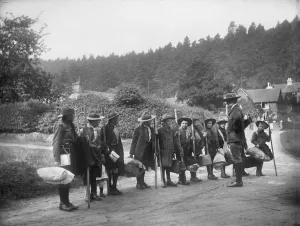Drucke von Ein Zug junger Pfadfinder und deren Scoutführer stehen auf einer Straße in Holmbury St Mary, Surrey. Die Pfadfinder tragen Staffen für den Pionierwesen und Decken zum Camping oder zur Pioniereise Historische Bilder 1920er Bis 1940er Jahre Drucke: Ein Zug von Jungen Scouts und seinem Scoutmeister MCF01_02_0251