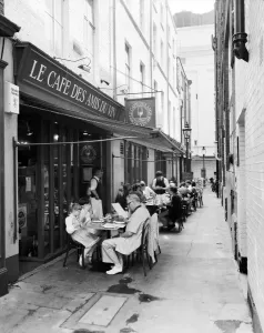 Drucke von Café des Freunden zum Wein am Hanover Place in Covent Garden im Stadtbezirk von Westminster im Groß-London; Frühstück auf der Terrasse Vereinigtes Königreich Drucke: Essen am offenen Fenster, 88DD5-151