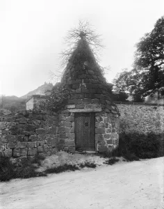 Drucke von Der Runde Haus, Main Street, Breedon On The Hill, Leicestershire. Ein runder Lock-Up aus dem 18. Jahrhundert England damals und heute – Historischer Wandel im Laufe der Zeit: Der Rundhaus CC79_00317