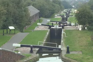 Drucke von Ein eng beieinander liegender Flug schmaler Schleusen auf dem Stourbridge-Kanal. Lokal bekannt als Neun Schleusen, obwohl nur noch acht übrig bleiben. IoE 217976 Victoriana Drucke: Delph-Sperre