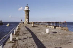 Drucke von Blickwürdiger Blick auf das Leuchtturm in Whitby, Nord-Yorkshire. IOE 437029 Victoriana Drucke: Ostpier Leuchtturm, Whitby