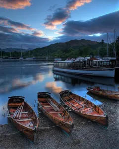 Entdecken Sie England – berühmte Sehenswürdigkeiten und Ausflugsziele: Rudernboote am Ambleside N060978